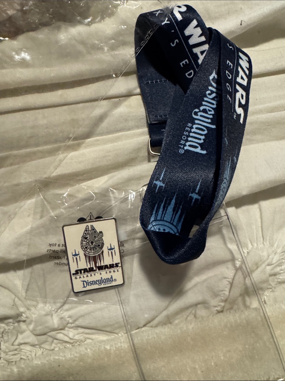 Walt Disney land Galaxy's Edge Pin Millenium Falcon with X-Wings & lanyard